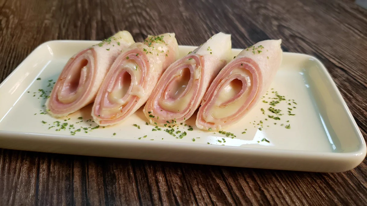 ちょっとしたおつまみにも最適！？「ローリングハムチーズブリトー」の作り方！