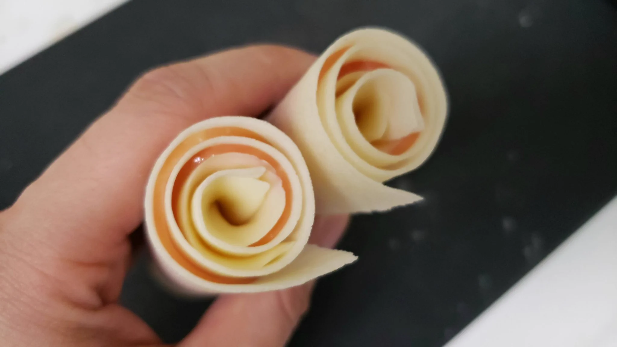 ちょっとしたおつまみにも最適！？「ローリングハムチーズブリトー」の作り方！