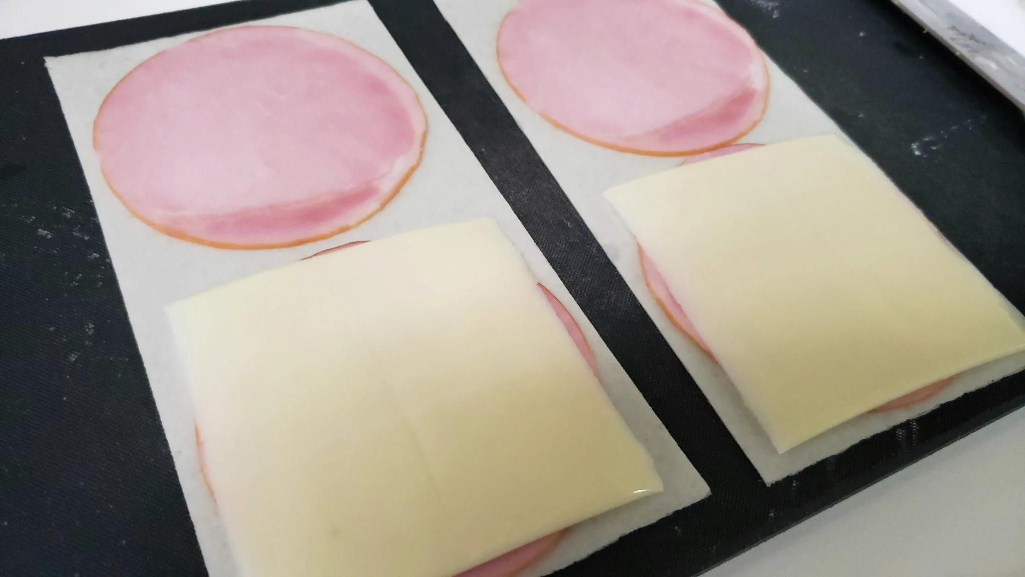ちょっとしたおつまみにも最適！？「ローリングハムチーズブリトー」の作り方！