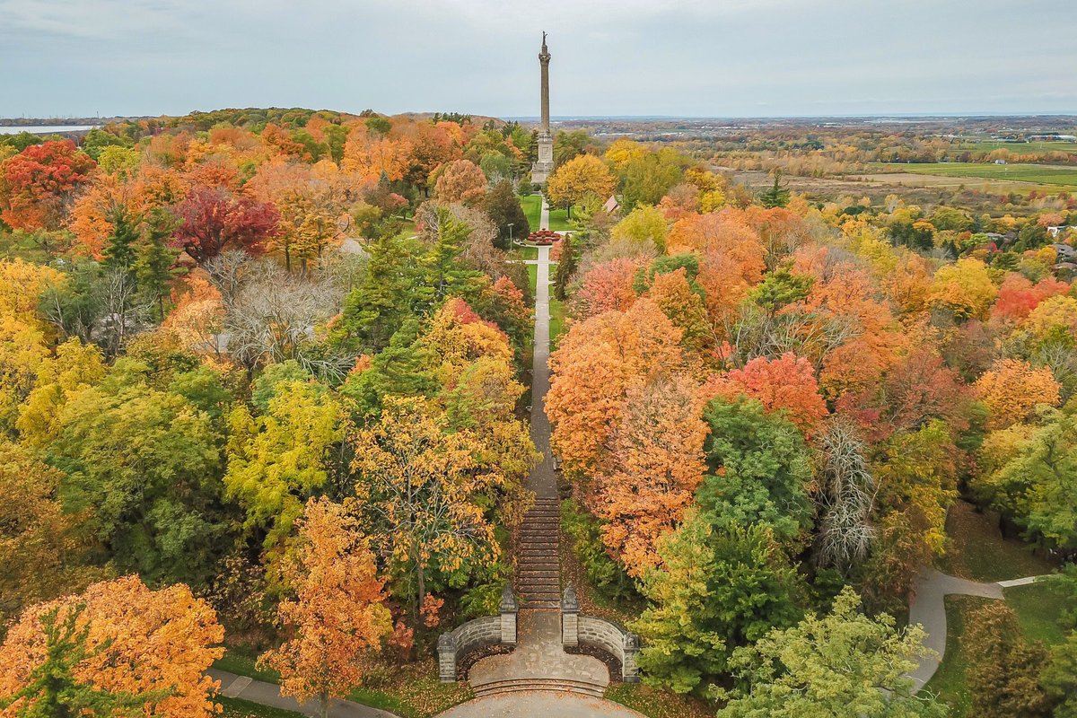 tomelgersma's tweet photo. #fallcolours #queenstonheights #brockmonument https://t.co/yFglbYVvLp