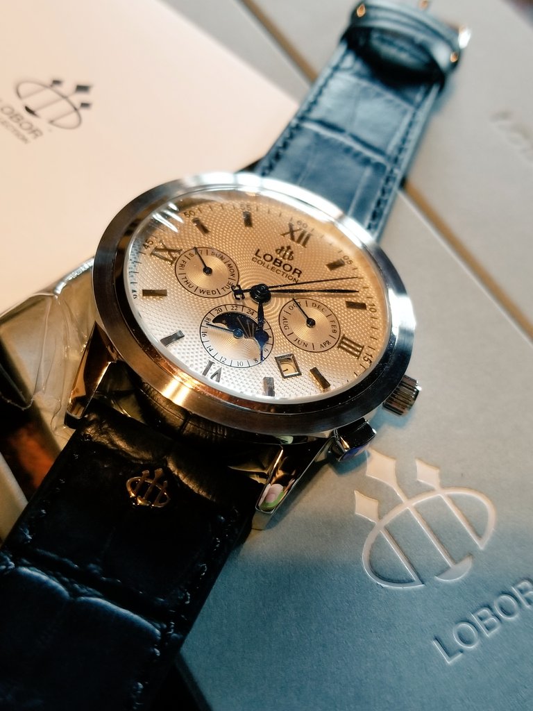 「LOBOR JAPAN(@loborjapan)様から素敵な時計を頂きました?
」|大変ですのイラスト