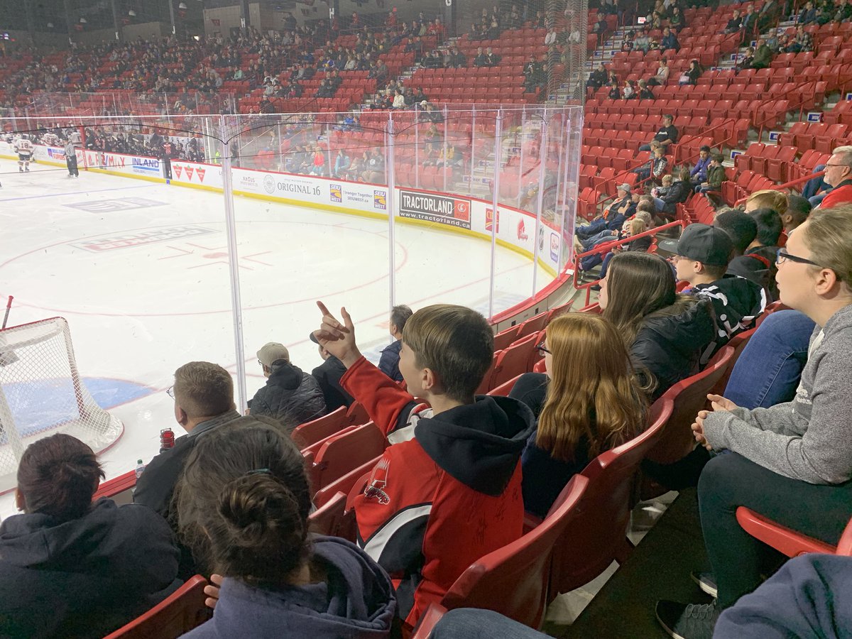 DucharmeMJ's tweet photo. La fin d’une belle soirée avec nos amis! Les Warriors ont perdu mais nous nous sommes amusés au match. 
Merci à Mme Poulin, M. Smith, Mme Audrey et M. Stationwala de nous avoir accompagné. 
#Vivresafrancophonie #Fransaskoisie   @Cefsk https://t.co/pSmf8LnqnC