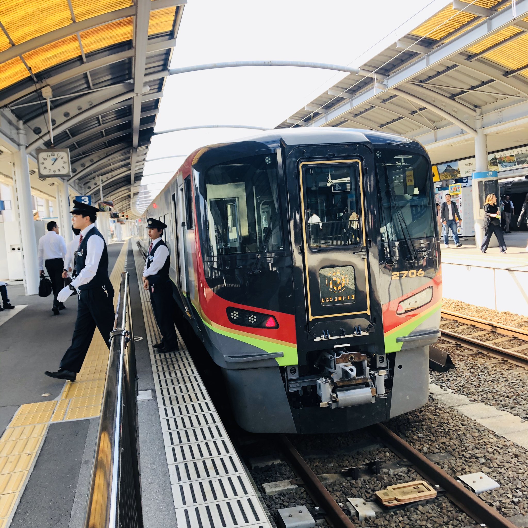 立川志の彦 高松から徳島へ 二両編成のかわいい電車 指定席が残席僅か表示だったから混んでるのかなと指定席買ったら 一号車の前四列が指定席で残りは自由席 指定席が混み混みで 自由席ガラガラ うずしおサプライズ 特急うずしお 高松 徳島 立川志の彦 高松から徳島へ 二両編成のかわいい電車 指定席が残席僅か表示だったから混んでるのかなと指定席買ったら 一号車の前四列が指定席で残りは自由席 指定席が混み混みで 自由席ガラガラ うずしおサプライズ 特急うずしお 高松 徳島