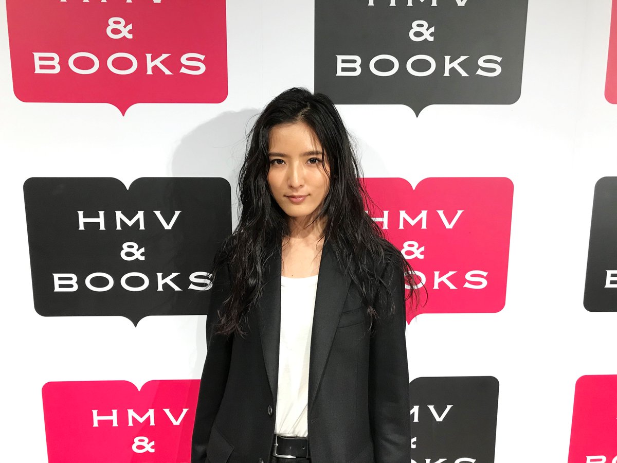 hmvbookssinsaib's tweet photo. 【#萩花】萩花さん「月刊萩花・躍　写真・二階堂ふみ」刊行記念イベントありがとうございました！イベント終了後にお写真と当店のブックカバーにサインを頂きました♪
ブックカバーを抽選で1名様にフォロー&amp;RTでプレゼント！締切19/10/31。
※店舗受取り限定、当選はDMにて！
#月刊萩花 https://t.co/tZVy0WMxuC