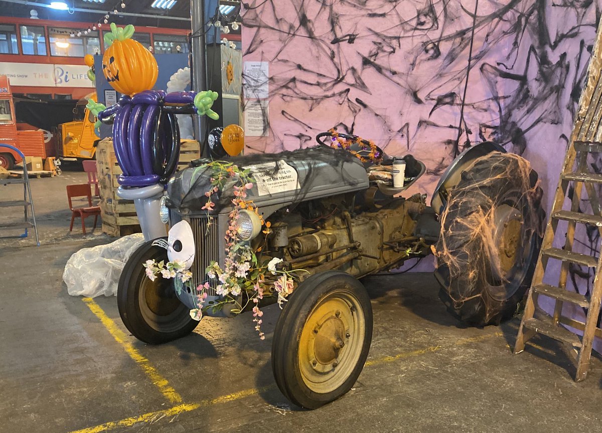 lostbothy's tweet photo. We are ready @bigfeedgla  come down if you dare #bigfeed ##SaturdayThoughts #streetfood #music #dugs #beer #wine #halloween2019 🎃💀☠️ https://t.co/UGEfP4r5jU