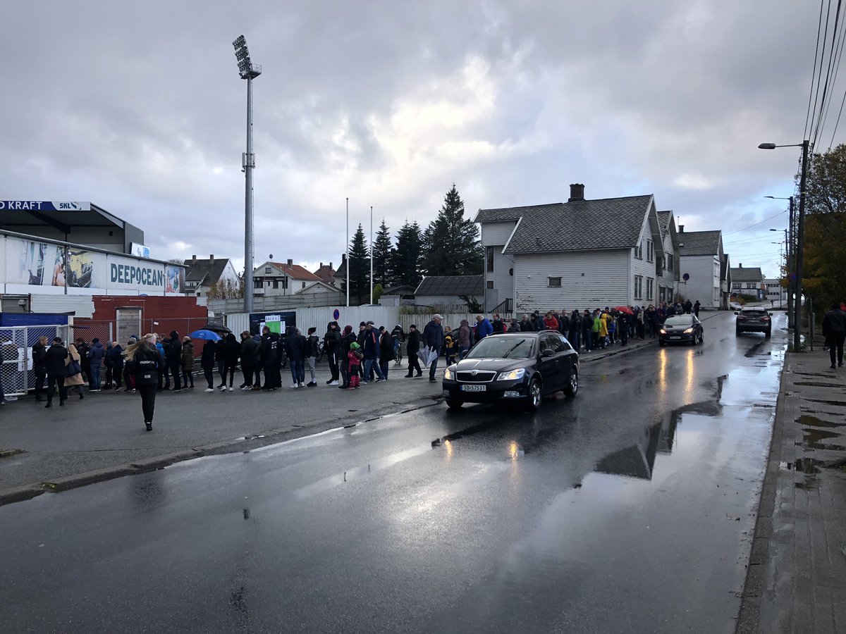 Akkurat som i gamle dager. Fotball er best på stadion. #vard #djerv