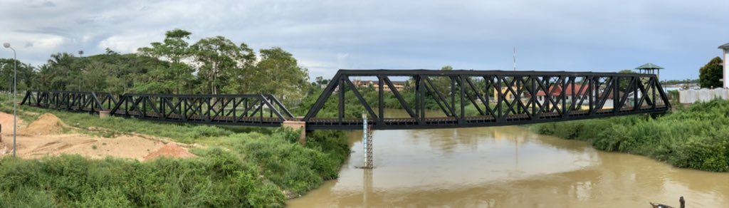 Panoramic view of railway bridge over River Kolok (or Golok). Although the Malaysian side is fenced, the Thai side of the railway bridge seems to be well maintained.