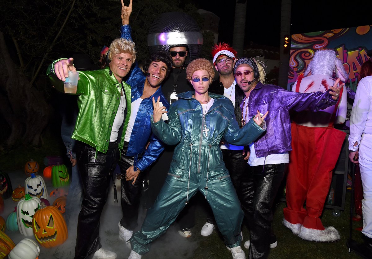 TooFab's tweet photo. Jessica Biel and Justin Timberlake are tearing up our hearts with this EPIC couples/group costume #NSYNC https://t.co/Dpn19OnAAR https://t.co/9ldKvQw1U0