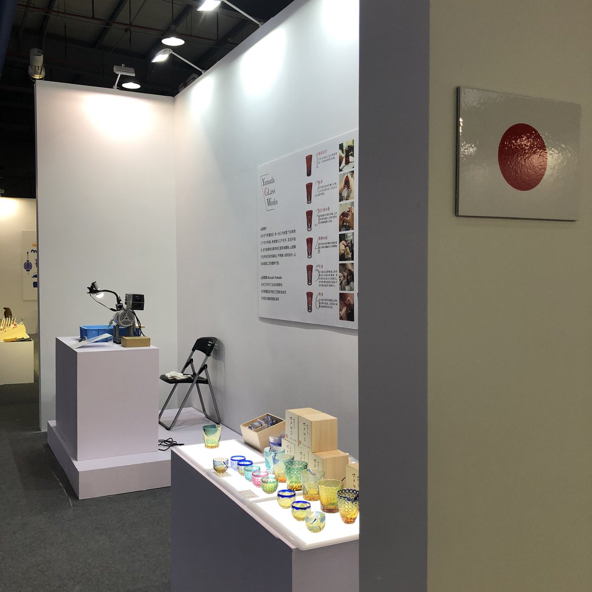 japanesecrafts1's tweet photo. 中国杭州で開催中のchina craft week。日本からは20メーカー程度の品の展示販売。当社は山田硝子さんサポート。
持参した江戸切子は3日目で全て完売。
来場された方はとても興味を持って、写真を撮ってました。
そして数名の方が数個まとめて購入というパターン。
#江戸切子 #杭州 #chinacraftweek https://t.co/jAJ5ZJT20j