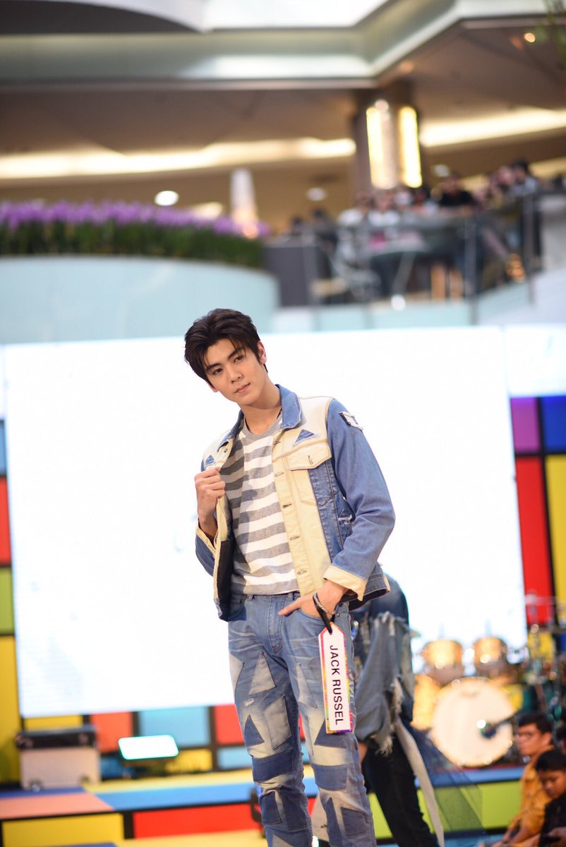 Ryu__Power's tweet photo. ⚡️🌈⚡️สิ้นสุดลงไปแล้วอย่างสุดมันส์ กับงาน ROBINSON JEANS OVER THE RAINBOW
ที่เต็มไปด้วยสีสันสุดอลังการของเหล่าดาราและเซเลบริตี้ที่โรบินสัน ฟิวเจอร์พาร์ค รังสิต

รูปจากเพจ FB: Robinson Department Store

#RyuVachirawich #RYUPOWER
#robinsonjeans2019
#MegaTalentTeam #PiyachatWork2019 https://t.co/HbZ99lGz4I