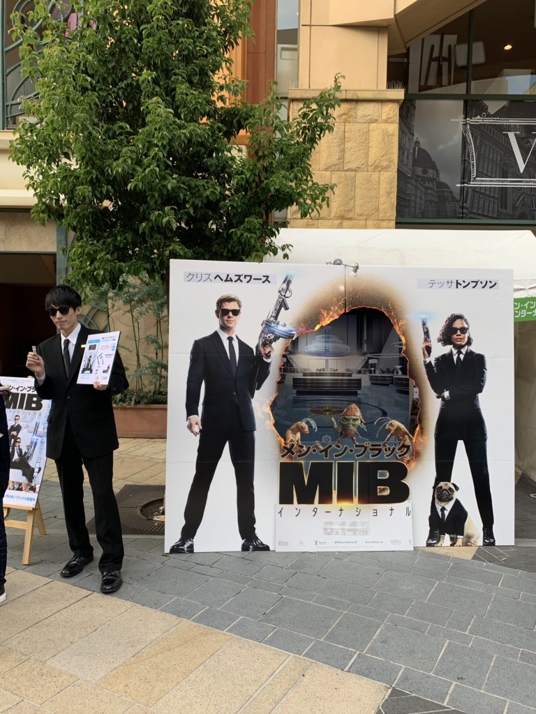 MenInBlackJP's tweet photo. @k_halloween  にてフォトブース展開中！ポーニィのボディシールやニューラライザー型ペン🖋をプレゼントしております (無くなり次第終了、お早目に🕶)
エージェントスタッフがお待ちしております #カワハロMIB  #カワハロ  #MIB https://t.co/rvQh5aje2k