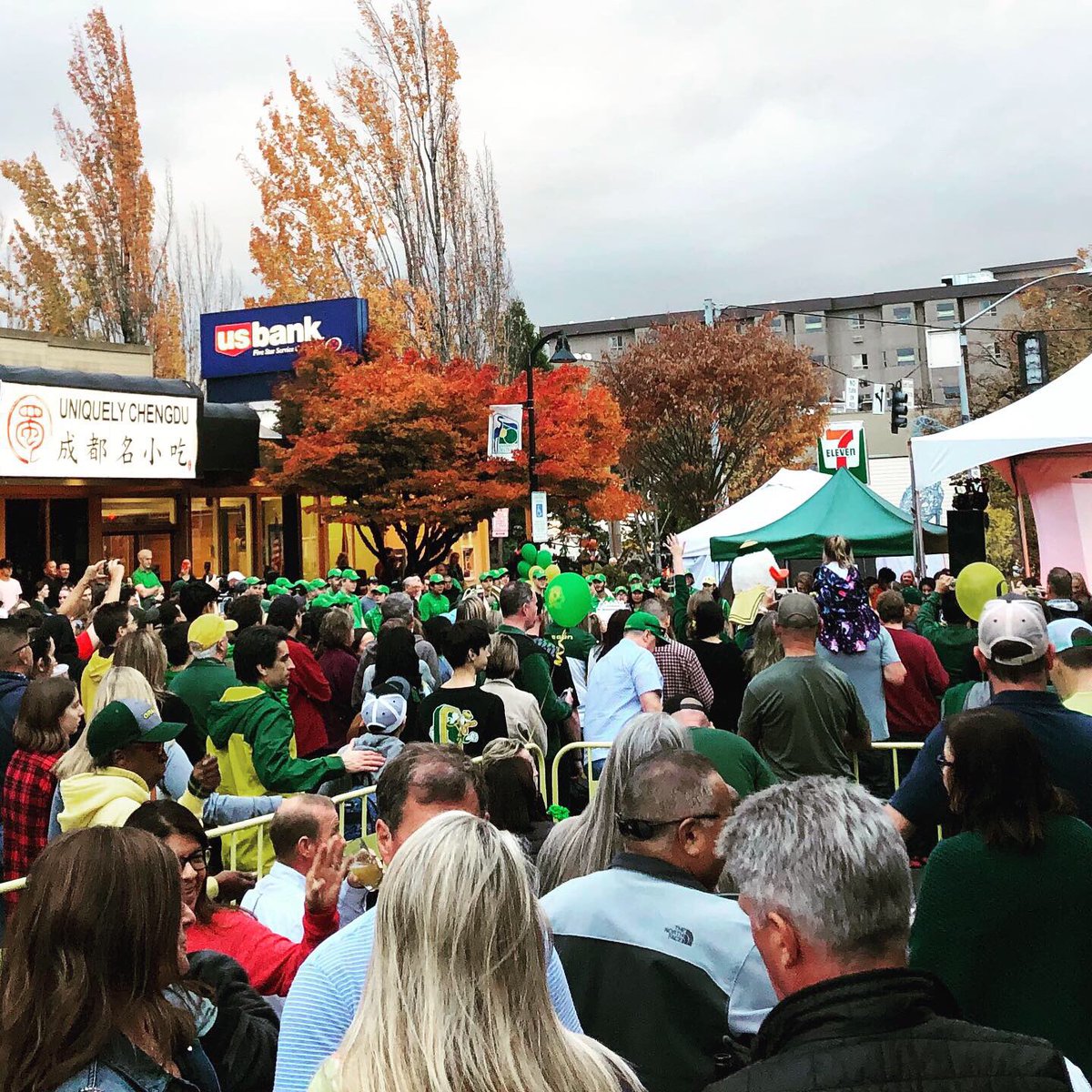 TheWebfootBar's tweet photo. We didn’t get many pics during the day b/c it was slamming !! But Homecoming Block Party in Full Effect!! Up next @heynateofficial @Mikeythebrown 🔉🔊 #GoDucks #Homecoming #HomeToYou #Webfoot https://t.co/AqqI9duD8a