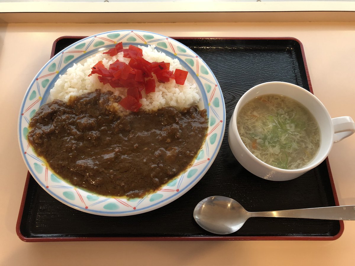 まさはる 孤独の爆盛り好き 早めの夕食 550円 昨夜もカレー だったけど 笑 しかも福神漬けかけすぎ 笑 牛すじカレー 卵スープ 福神漬け派