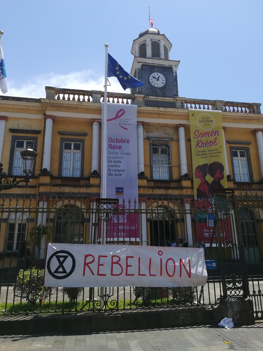 XR Réunion devant la mairie de Saint Denis. Une seule solution, la rebellion pacifique !