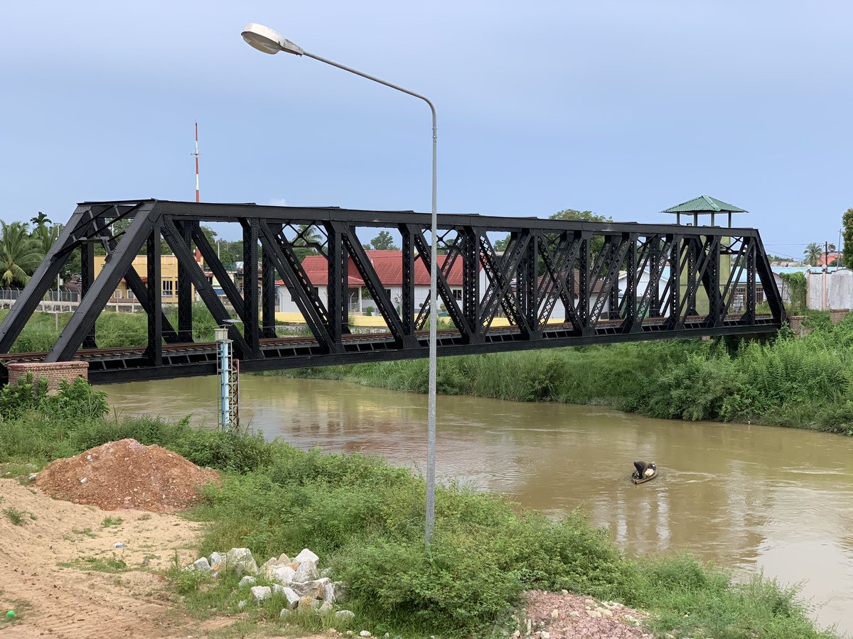 More pictures of the Friendship Bridge over River Kolok. On the way to the Thai immigration now.
