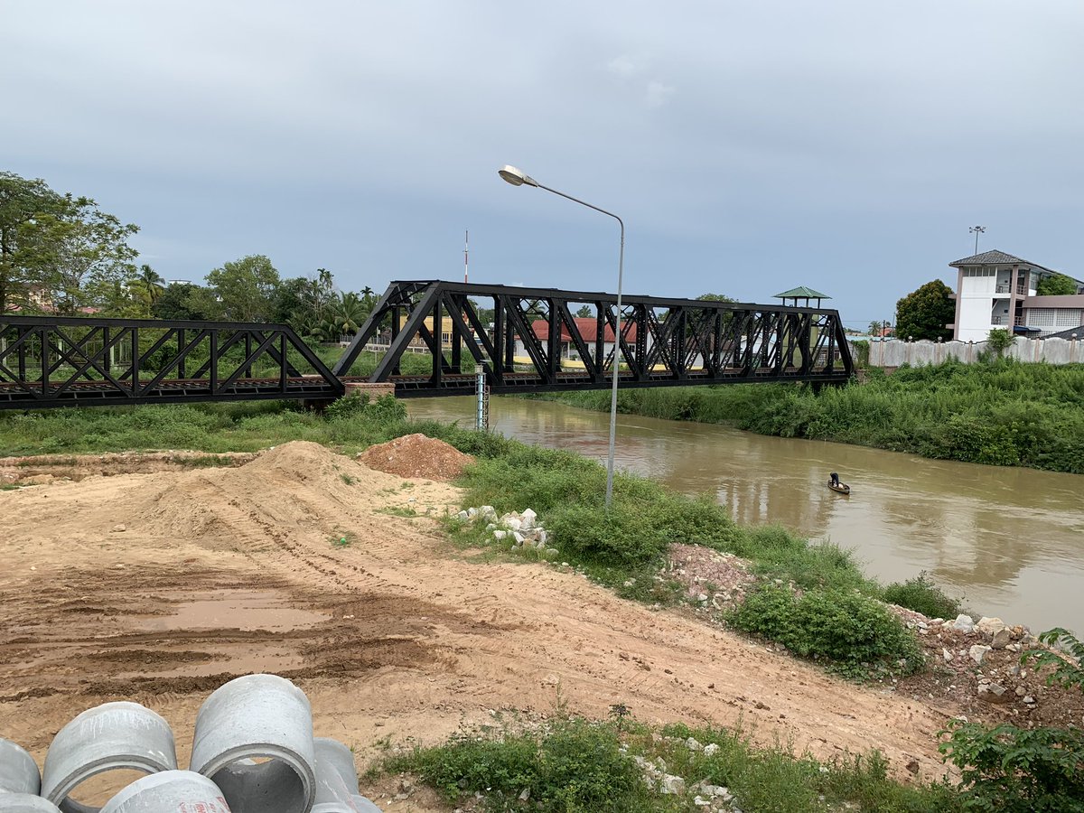 More pictures of the Friendship Bridge over River Kolok. On the way to the Thai immigration now.