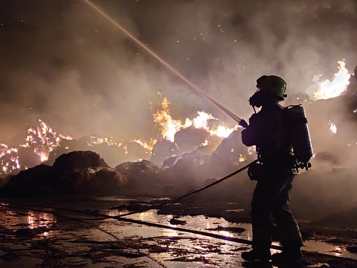 OxonFireRescue's tweet image. Over 14 Crews from across Oxfordshire have been working throughout the night since 3 pm at a large fire near Longworth. Over 3000 bales fully involved in fire, and over 1000 pigs moved to safety by working with the owners #teamwork #fire #busyweekend