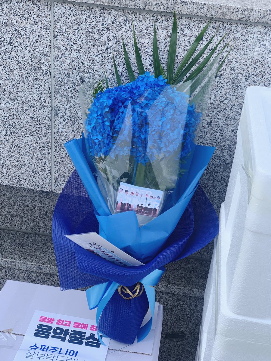 honeymallow8823's tweet photo. 엘프의 자랑! 슈.퍼.주.니.어. 수고했어요👏👏👏
슈주야 14년 동안 함께 해줘서 고마워💙

슈주의 건강은 엘프가 책임진다! 맛있게 먹고 막방 화이팅💙

➖

#TEUKBAR #멋쟁이신사 #WOONVOICE #신동의품격 #DYNAMITE #ELFISH #나의기쁨 #스마일려욱 #HONEYMALLOW https://t.co/DxKpNaeSld