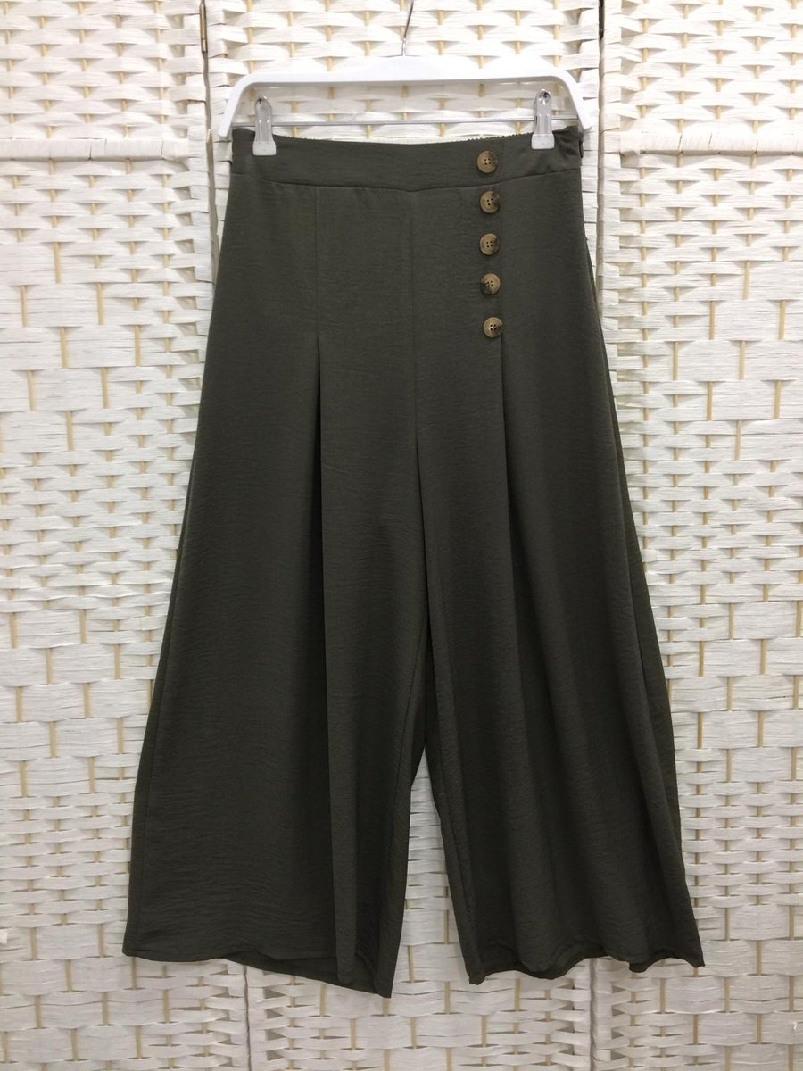 kedatelow's tweet image. ¿Has visto nuestro nuevo pantalón palazzo cropped en color verde?.

Cintura alta y detalle de botones en la cintura.
Tejido fluido.
Talla My L
Precio: 34,95 €
#modaotoño2019 #outfit #ootd #modafemenina #pantalónverde #palazzo #cinturaalta #modacómoda #sábado #kedatelow