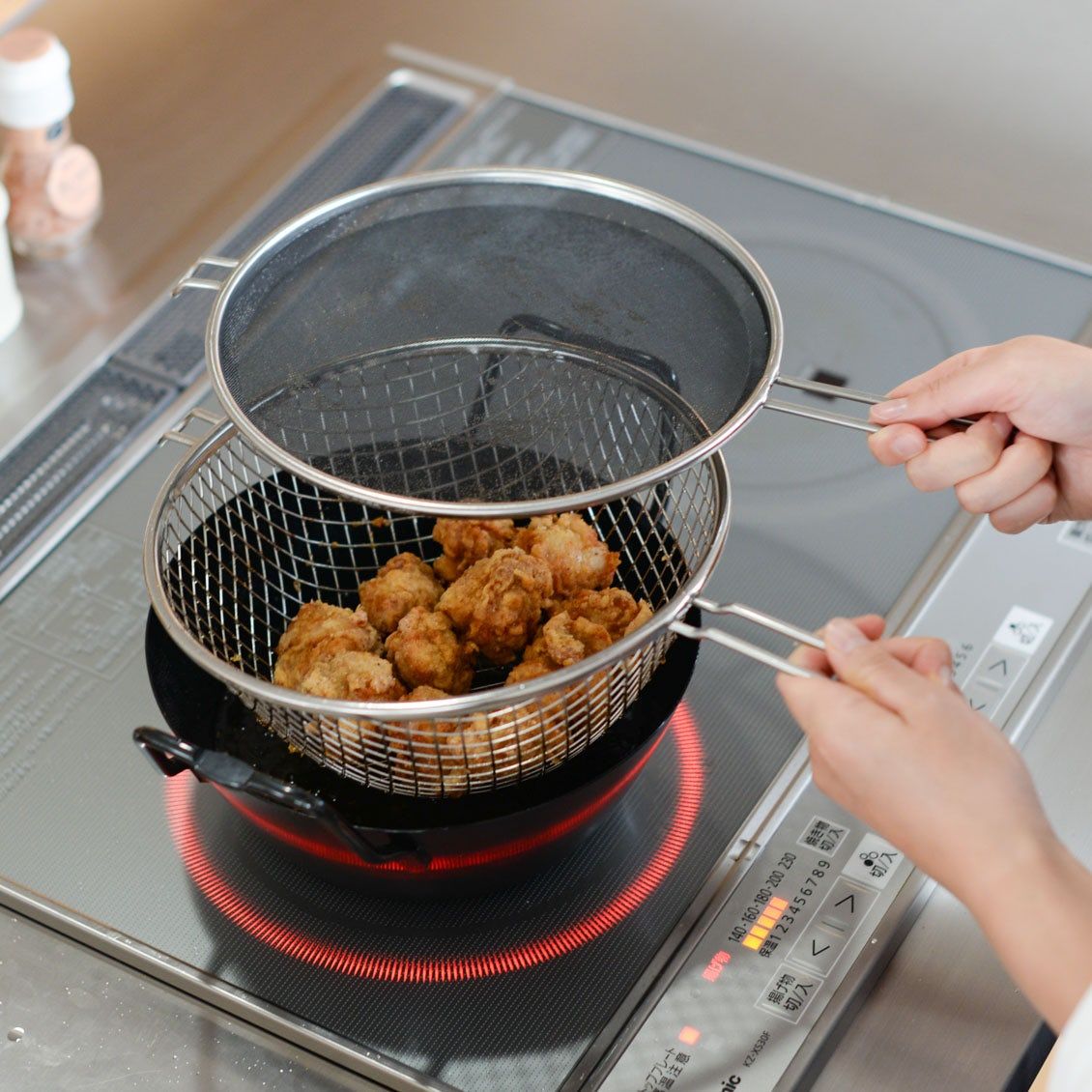 揚げ物って色々面倒 でも 揚げ物のハードルなくなった 安全カンタンに揚げられて油ハネ処理も楽チン 超優秀な揚げ鍋が話題に Togetter