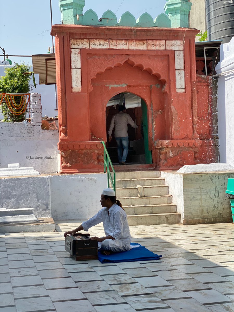 The solitary singer sings and casts his spell #WanderingsInDelhi wanderingsindelhi.com