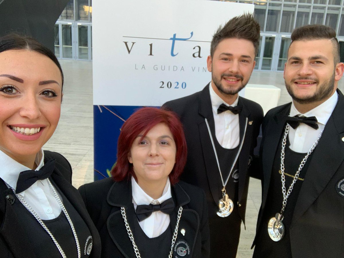 I nostri #sommelier sono pronti e vi aspettano, insieme ai colleghi di tutta Italia, alla grande degustazione di #vitae2020.
Buon lavoro ragazzi!
#vitae2020basilicata
#aisitalia