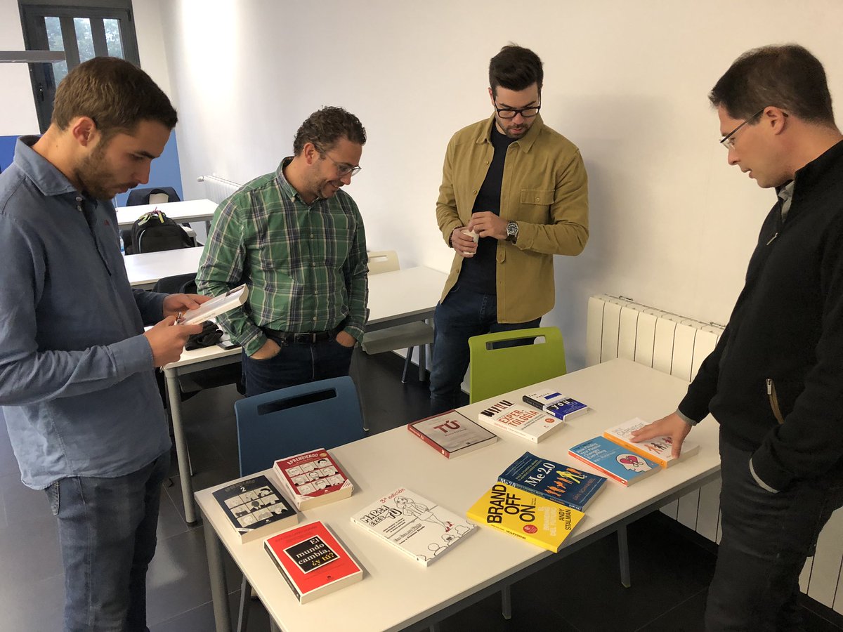 Hoy en #i40VALL “Taller Marca Personal” <a href="/cam_valladolid/">Cámara de Valladolid</a>   <a href="/eden_valladolid/">Escuela de Negocios</a> <a href="/FomAlumni/">FomAlumni</a> repasaremos la bibliografía y los vídeos de referencia nacional e internacional sobre “Personal Branding”
¿Echas algún libro en falta?
🔝👨‍🏫👩🏻‍🏫👩🏼‍🏫🏭🇪🇸