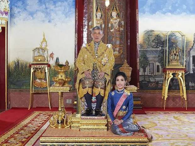 asia_bulletin's tweet photo. Just days after her brutal public humiliation at the hands of #Thailand's King , the monarch's former bodyguard turned mistress has reportedly vanished. #ใหญ่กว่าที่คิส #savenui https://t.co/jLEXomWbrH https://t.co/O1z1Lg5H8V