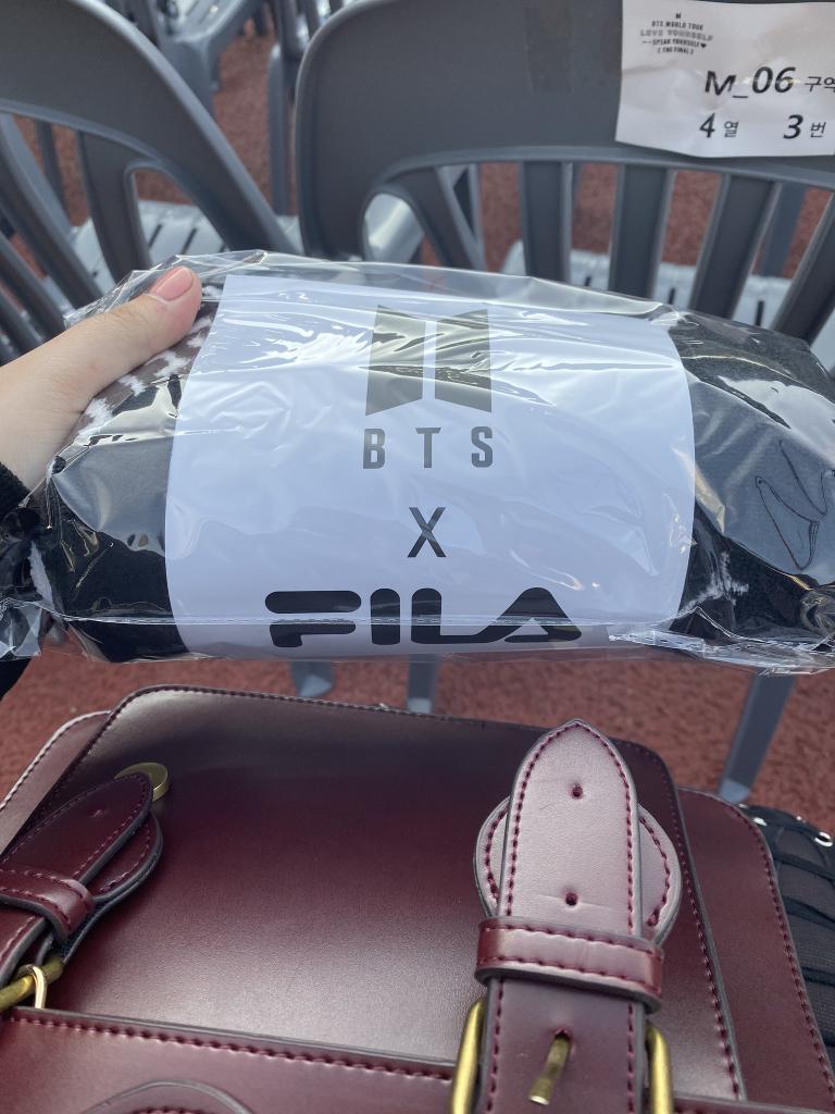 lovlysprings's tweet photo. [📸]

BigHit menyiapkan selimut yang hasil kolaborasi BTS x Fila untuk army yang nonton konser hari ini, dikarenakan cuaca di korea cukup dingin mereka menyiapkan selimut disemua kursi yang ada disana 💜

©DenizErtekin_ , yourlovevante
#방탄소년단 #BTS @BTS_twt https://t.co/tdNSJOEXSN