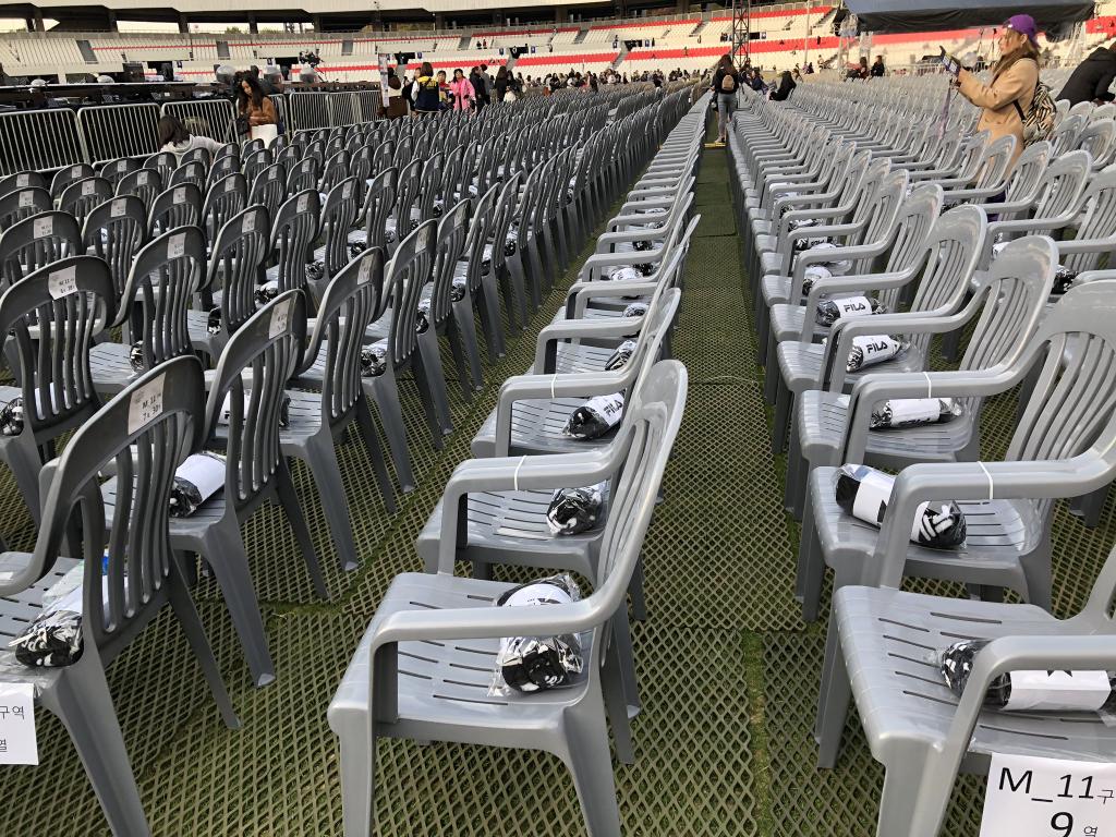 lovlysprings's tweet photo. [📸]

BigHit menyiapkan selimut yang hasil kolaborasi BTS x Fila untuk army yang nonton konser hari ini, dikarenakan cuaca di korea cukup dingin mereka menyiapkan selimut disemua kursi yang ada disana 💜

©DenizErtekin_ , yourlovevante
#방탄소년단 #BTS @BTS_twt https://t.co/tdNSJOEXSN