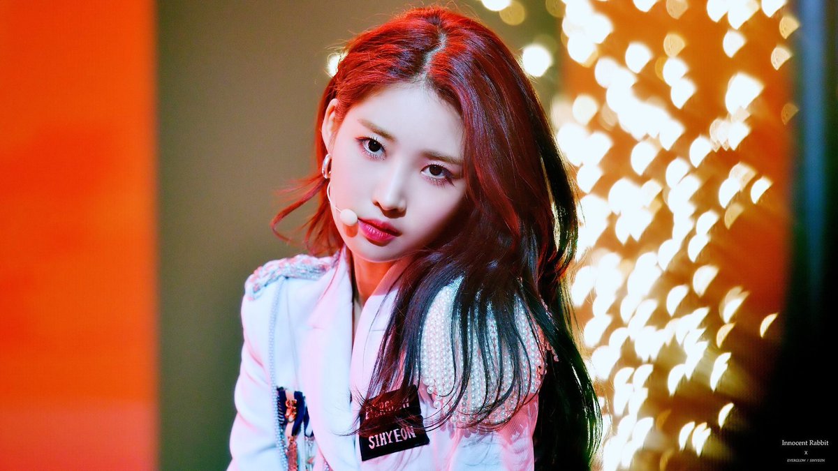 AKVERHWARAW00's tweet photo. i have nothing to do today so reply with a picture and 
and i will make a Halloween edit out of it. #MAMAVOTE #EVERGLOW @EVERGLOW_twt https://t.co/tKZL0mm71A
