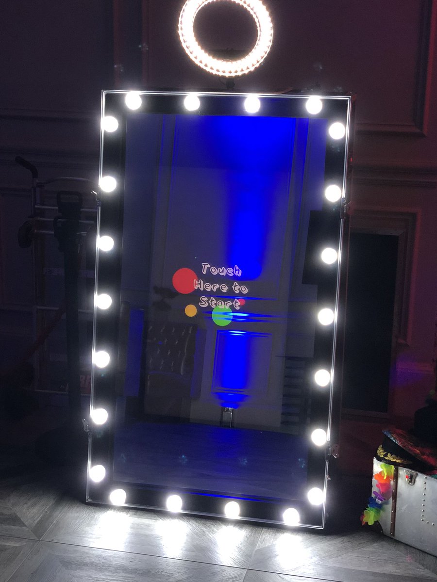 Nice lighting effects at last nights corporate office party in #London #PhotoBooth #MagicMirror
