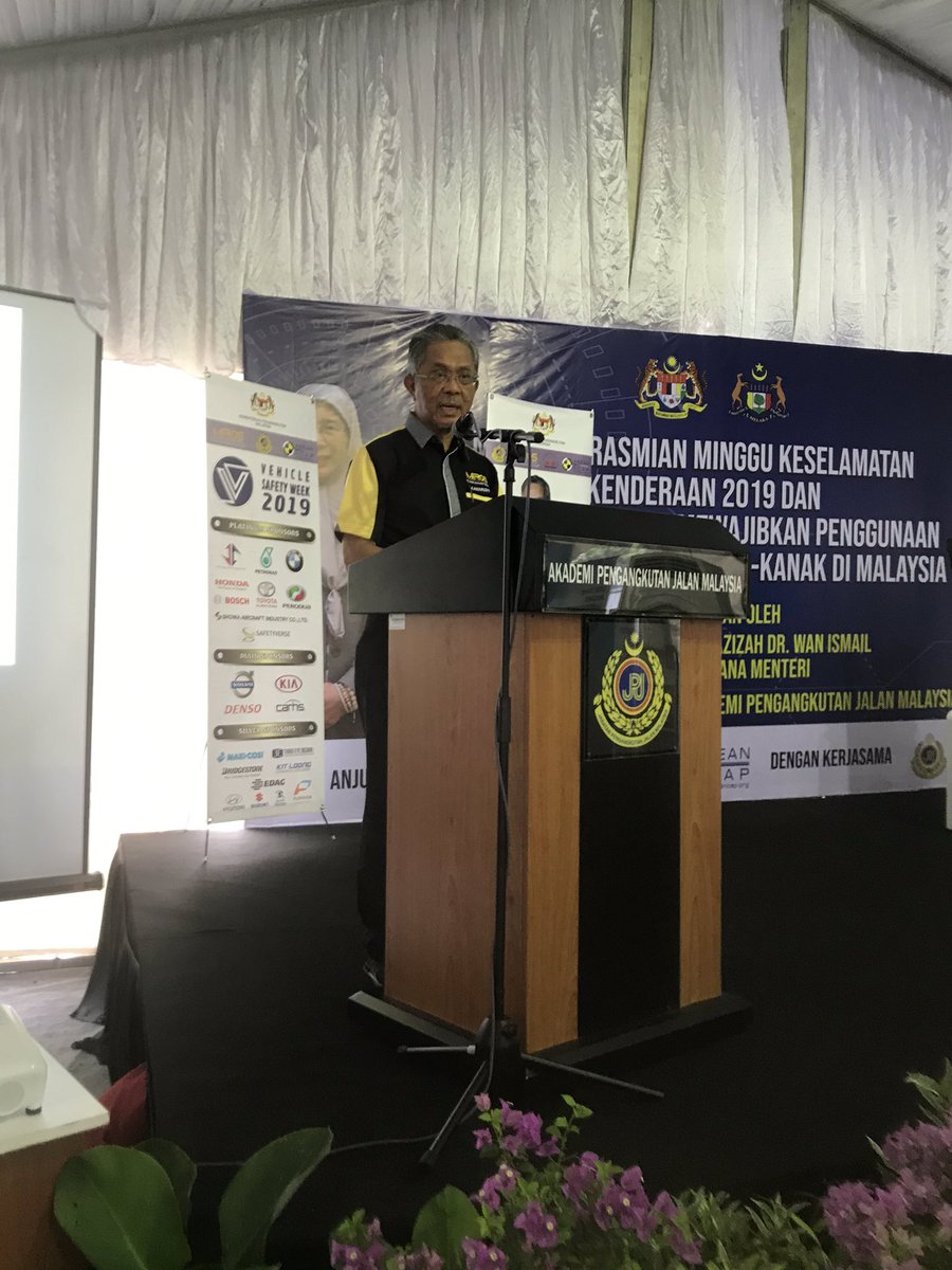 aseancap's tweet photo. Closing ceremony of #VSW2019 by Hon. Dato’ Kamarudin Jaffar, Deputy Minister of Transport at @mirosroadsafety PC3, Road Transport Academy M’sia @JPJ_Malaysia. Thank you for your support YB. @MOTMalaysia https://t.co/Zm4MnWyphY
