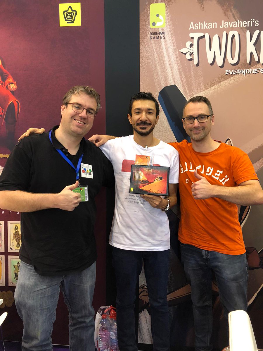 Op #SPIEL19 hebben we kennis gemaakt met de Iraanse uitgever Dorehami Games. De spellen zagen er fantastisch uit en ook de gameplay klonk erg intrigerend, maar helaas bleven de spellen hangen bij de douane... 😕