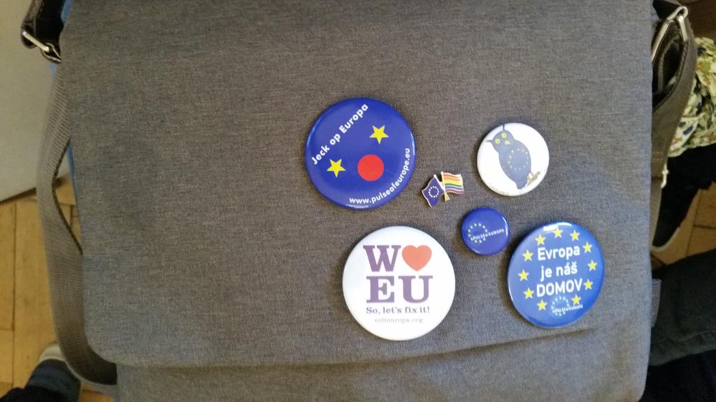PulseofEurope's tweet photo. Guten Morgen vom #PulseOfEurope  Workshop in Darmstadt! Hier wird mit Menschen aus 6 EU-Ländern für ein einiges #Europa gearbeitet.  France, UK, Czech Republic, Austria, Germany, Spain are busy for #EuropeUnited! #EU #OurEuropeNow #Europe #StrongerTogether https://t.co/5iTPI7iHxu