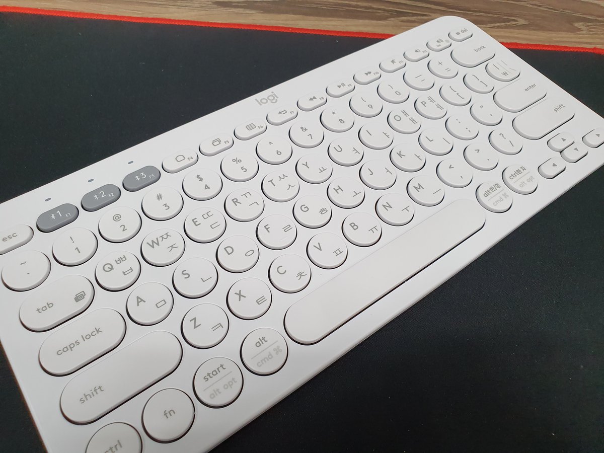 301번째 이벤트 입니다

이번에는 굉장히 실용적인 로지텍 블루투스 키보드로 진행하겠습니다! (K380 화이트)

미니타입에 동그란 키캡, 깔끔한 화이트 색상으로 디자인된 제품입니다

팔로우 + 리트윗 해주신 분들 중 한분 추첨해서 드릴게요

10월 28일 월요일에 추첨할게요!