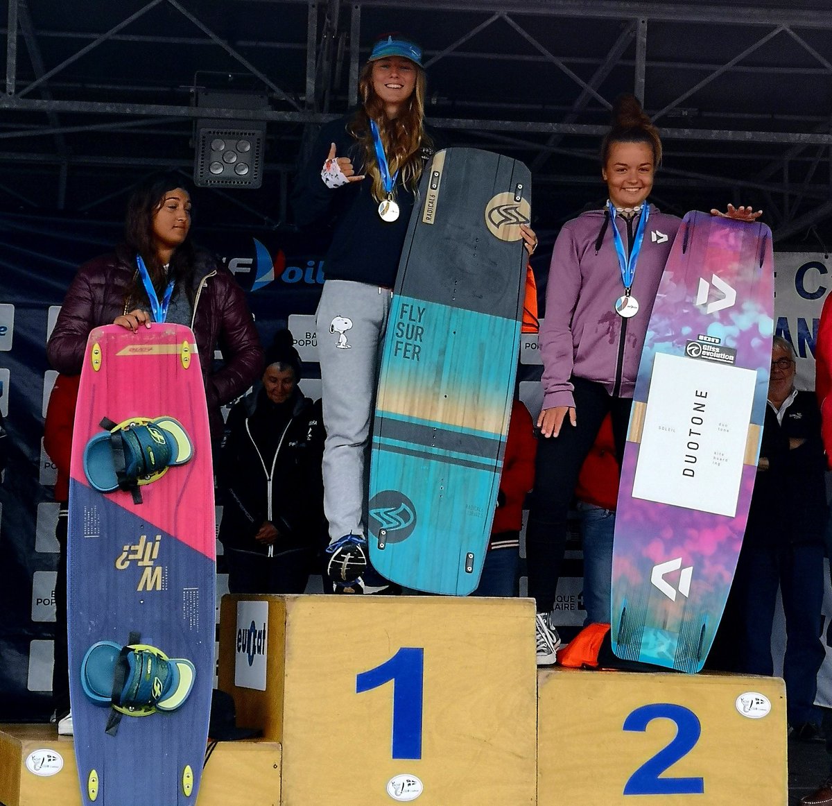 Voilà la photo officielle
Je suis super contente d'avoir ce titre 🥇
Merci à tous mes sponsors
<a href="/flysurferHQ/">FLYSURFER</a> <a href="/vagueetvent/">Vague et Vent</a> <a href="/TransportChevr2/">Transport Chevrot</a>
Félicitations à mes concurrentes et Eva du @DFC_Kitesurf Bravoooooo 👏👏👏