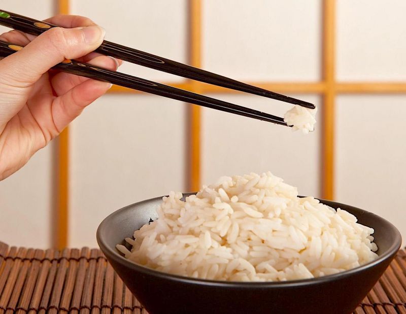 #AntropologiaAlimentare #bacchetteorientali la loro diffusione ha anche dei rimandi filosofici: un’estremità è rettangolare mentre l’altra è tonda. I Cinesi riconducevano la forma sferica al cielo, quella squadrata alla terra...
#TaccuiniGastrosofici #AccademiaItalianaGastronomia