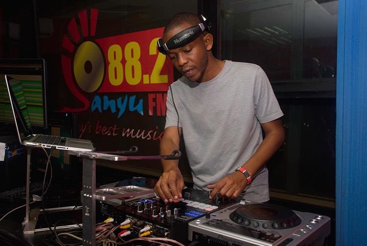We live now fam😁😁😂🔥🎼🎤
@SumaAldan's bro @djmo_ze is on the #Daboloz doing the first hour. Its the #SanyuHitsReplay on @882SanyuFM baibeeeee📻📻
They cant do it like we i swear.
We everyday lit. 
#LetsJam