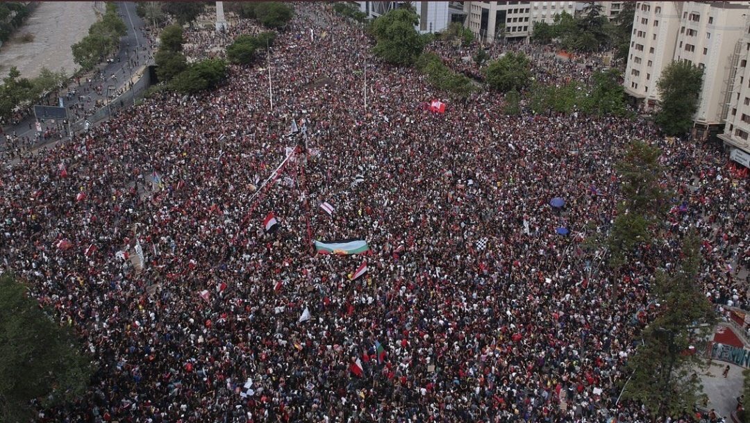 porliniers's tweet photo. Ahí tenés tu teoría del derrame... Se derramó toda esta gente a la calle. 🇨🇱💪 https://t.co/GXtlP3rV4e