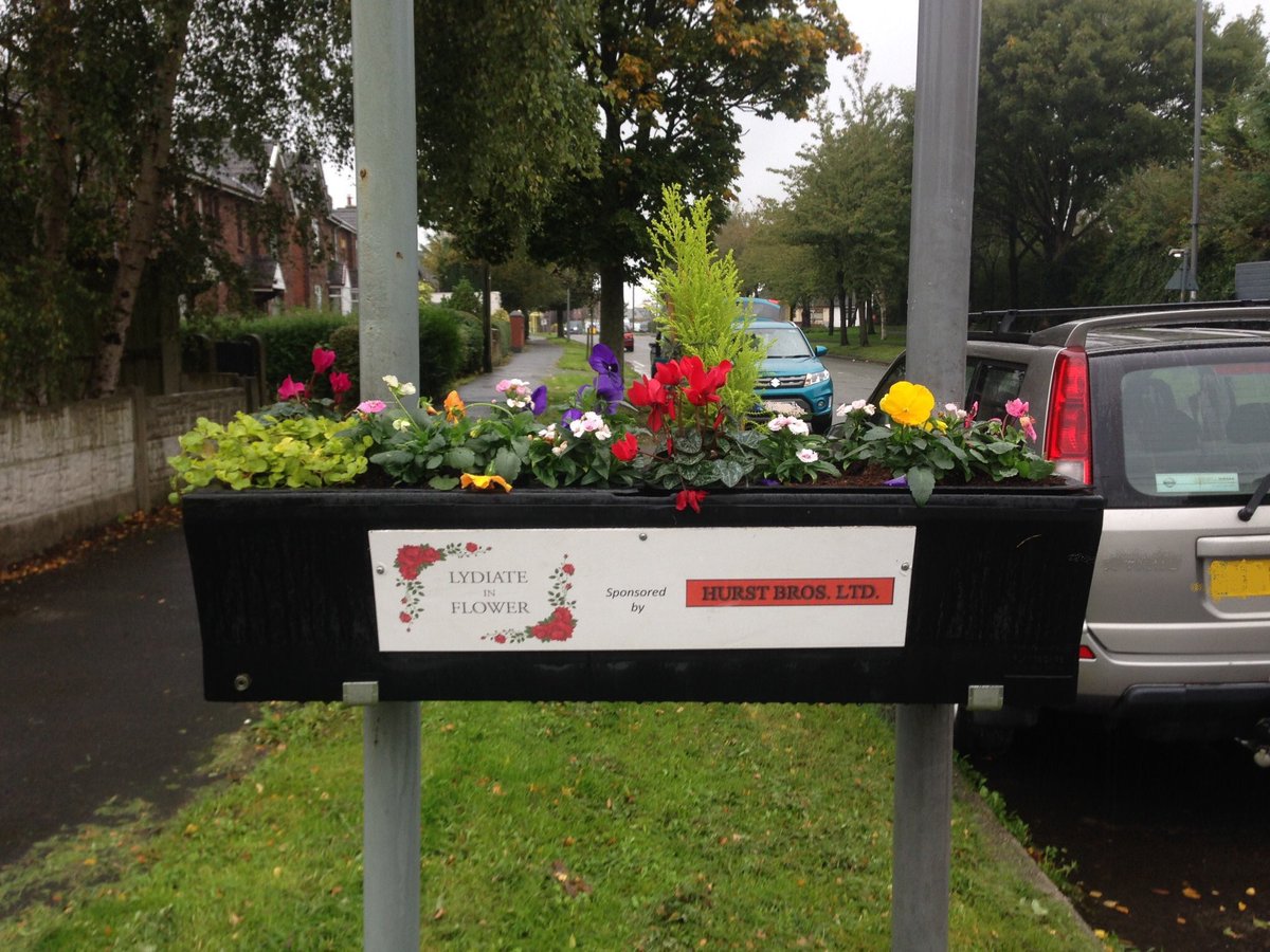 LydiateinFlower's tweet photo. Our volunteers have been busy around Lydiate ........Autumn / winter planting, re- painting a bench, attaching a little sign to it....  Lydiate  is looking lovely.....😀😀 https://t.co/jGagTzvbdd