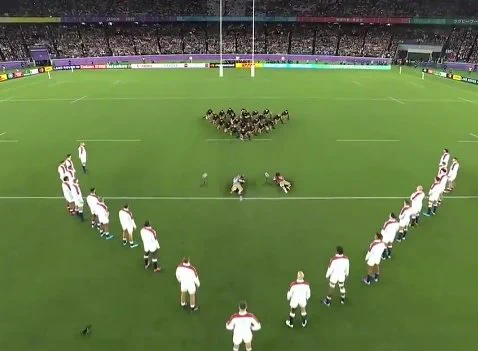 現代でも合戦が！？ニュージーランドの魚鱗の陣に対してイングランドは鶴翼の陣を敷くwww