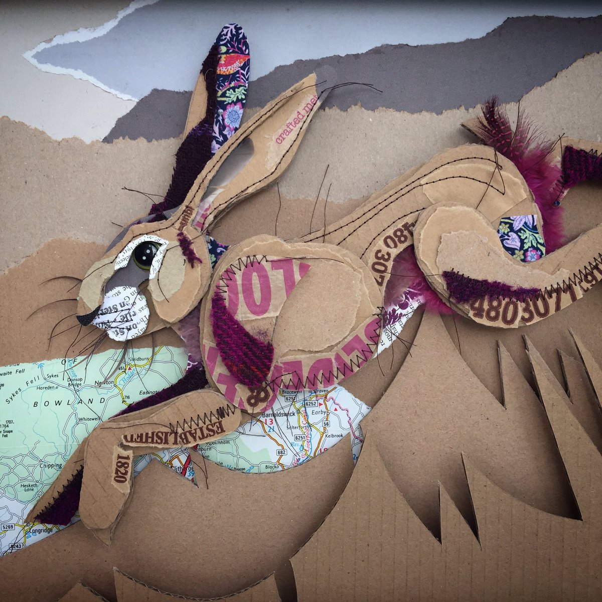 Diplomatic mission to the Art Room Gallery in Garstang, Lancashire. I inadvertently supplied them with Yorkshire themed work 😱#waroftheroses #Lancashire #Yorkshire #salvaged #uknature #art #thriftdesign