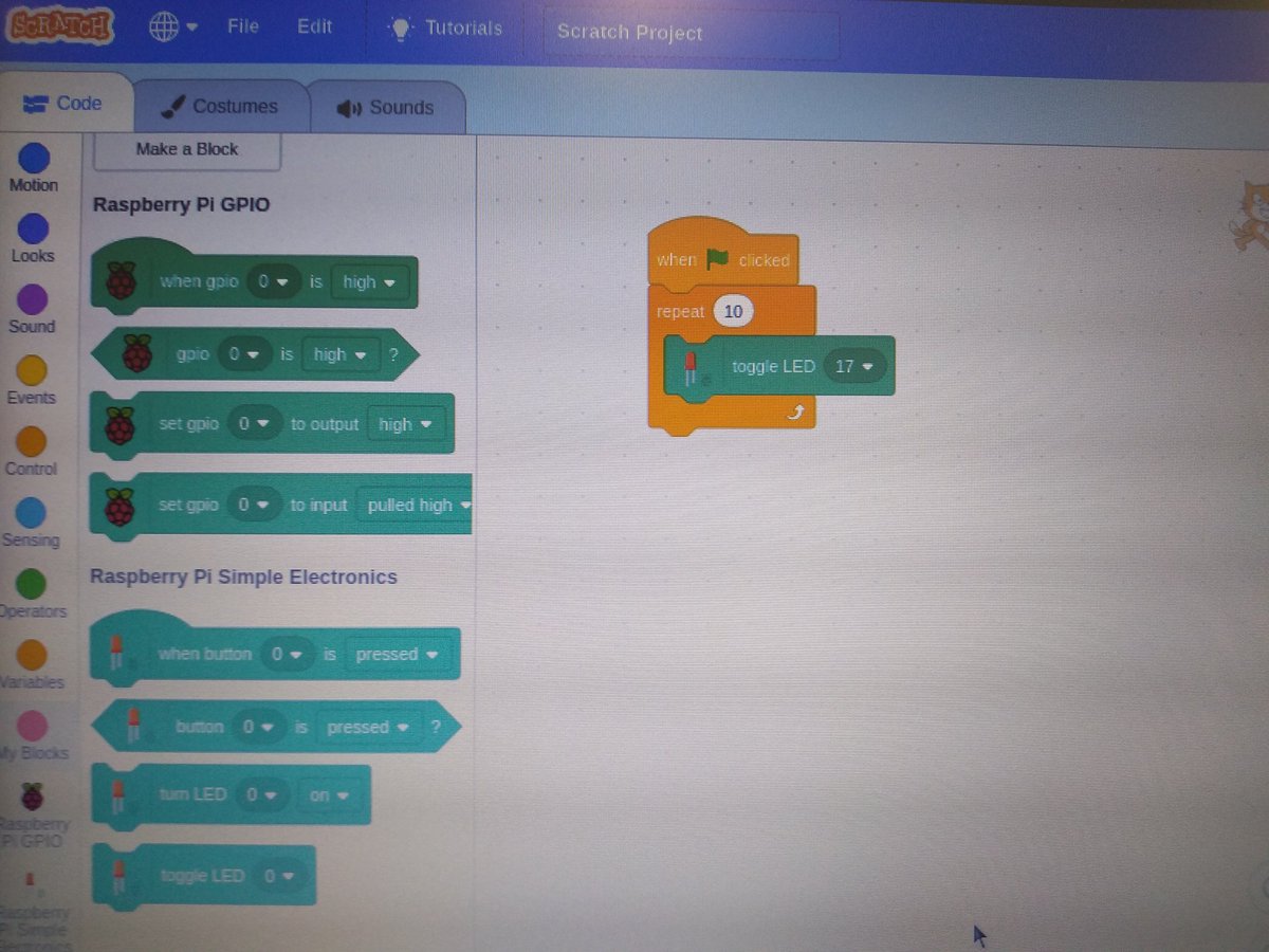 heeedt's tweet image. #scratch3 #raspberrypi simple electronics extension

 #picademy
