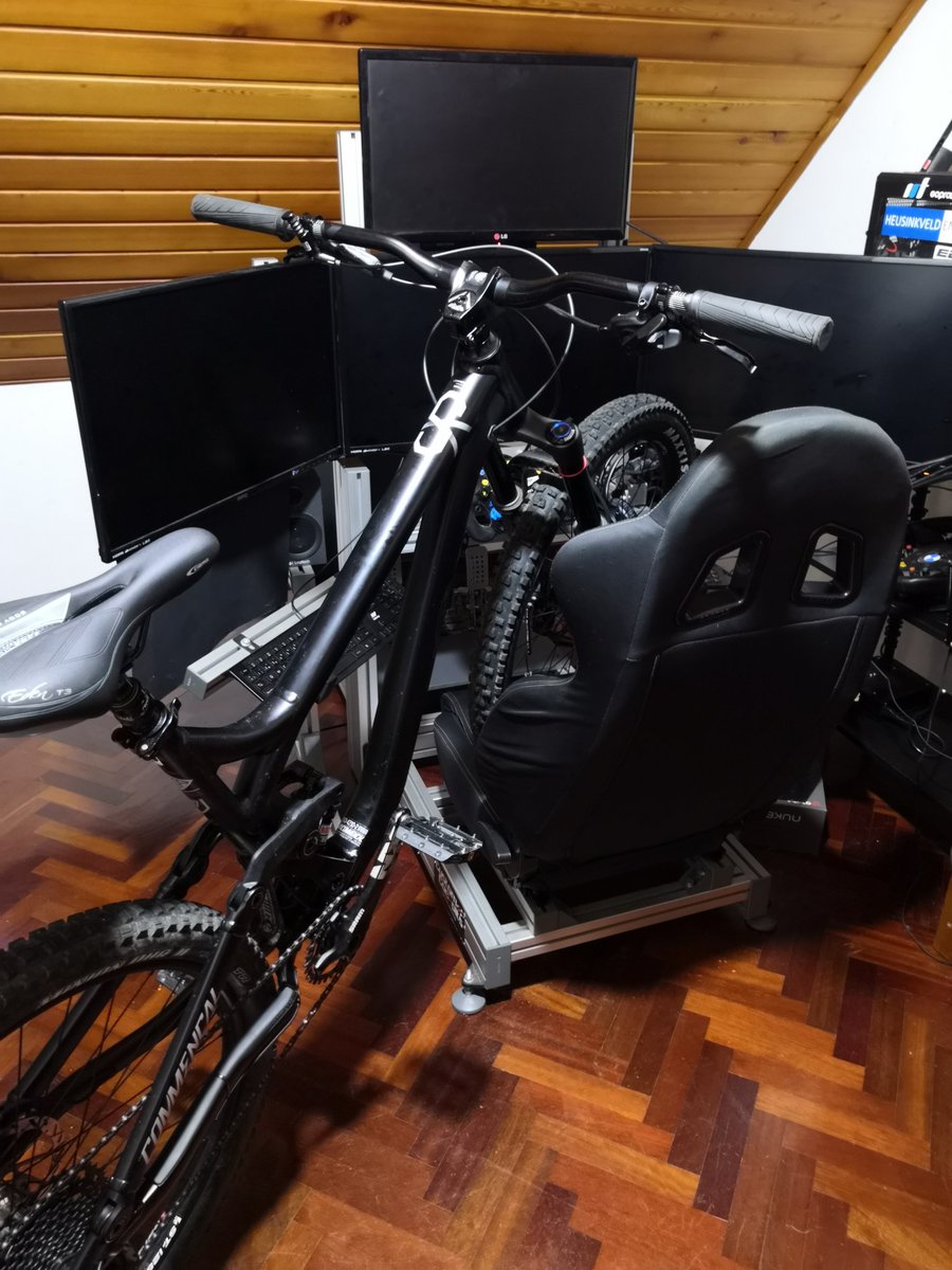 ThePulpoLopez's tweet photo. Hoy estaremos dandole al simulador de bicicleta que probó @Heikki_360 el otro día 😜
Tenía una pintaza 😂💜🐙🤙
#SimBike #BikeSim #Goals https://t.co/3ReZ6WxfZ8
