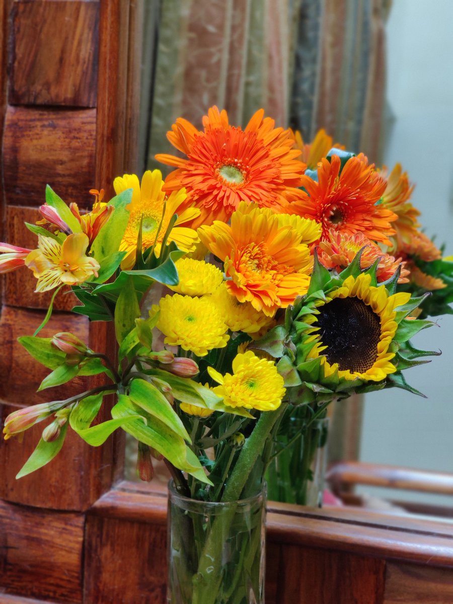 codenameashtray's tweet image. Hi from this weekend's #ShadesOfSpring bouquet! 
#yellow 
#flowers