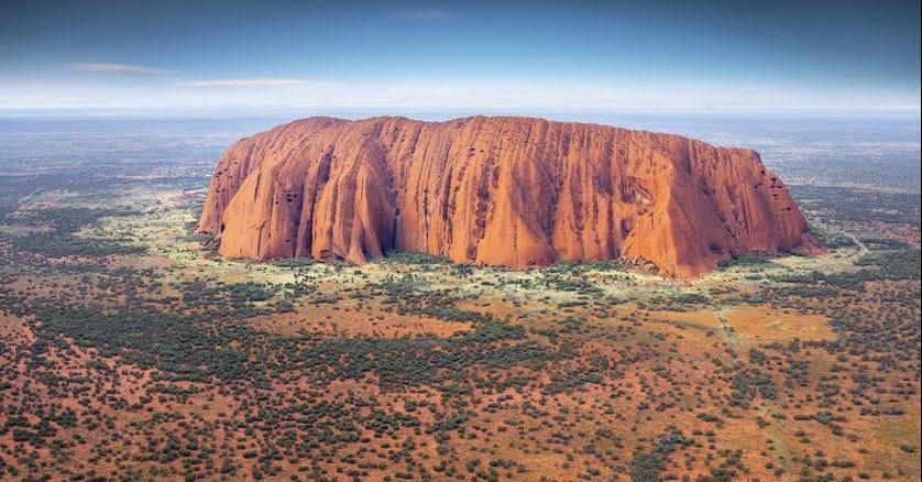 franceculture's tweet image. Les touristes sont environ 300 000 à s’y presser chaque année. Mais pour les peuples aborigènes présents dans cette région, ce site est avant tout sacré, témoin de leur histoire. À partir de ce samedi, l’ascension du rocher est donc interdite. franceculture.fr/religion-et-sp…