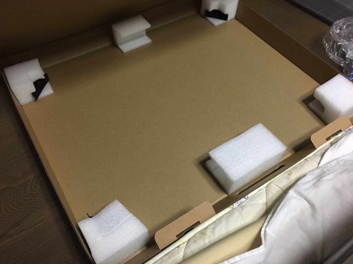 Shoko Ogushi これ 下手なデスクを買うよりよほどいいわ 布団やベッド ソファーで過ごす人には絶対にオススメ 椅子も いらない 普通のデスクの上に置けば スタンディングデスクにもなるのでは 被災しなかったら目を留めなかった逸品 よき出会いに