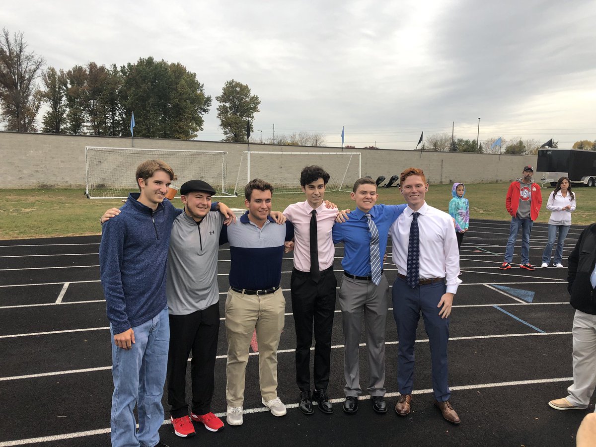 darby_golf's tweet photo. Took a moment to recognize these guys last night!! Thanks for all you’ve done for this program!! #parentstoo #leavealegacy https://t.co/wSaVV4Nzaz