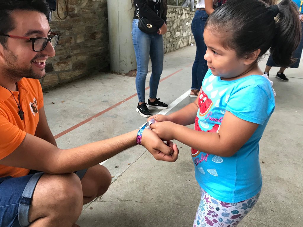 Ya tenemos ganador de #instantesdidania. Beni Lado de @cx_donbosco. Enhorabuena. <a href="/didaniaenred/">Didania</a> . En la foto Amer, animador sirio que vino a España en verano. La niña venezolana. Atentos a las miradas. <a href="/SantiDominguezf/">Santi Dominguez</a> <a href="/SalesianosEs/">Salesianos España</a> <a href="/SalesianosSSM/">Salesianos SSM</a> <a href="/SalesianosSMX/">Salesianos SMX - #UnSueñoParaTi</a> <a href="/SalesianasEs/">Salesianas España</a>